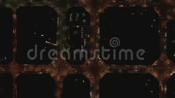空中巴塞罗那在夜间用漂亮的城市交通信号灯拍摄典型的城市街区视频的预览图