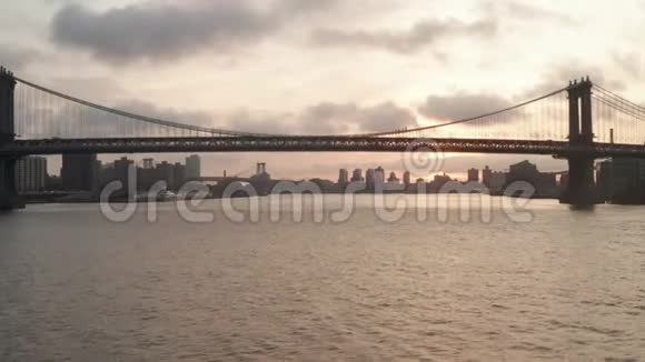 爱丽纽约日出布鲁克林大桥下的航班视频的预览图