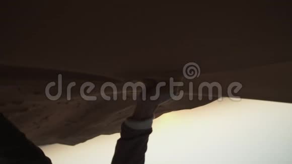 超润滑在阳光照射下从沙哈拉沙漠上伸出视频的预览图