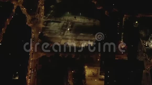 阿雷利亚巴塞罗那在夜间用美丽的山和城市交通灯拍摄视频的预览图