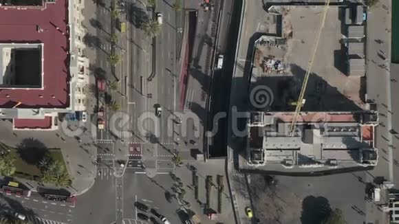 空中西班牙巴塞罗那哥伦布纪念碑环形交叉路口的头顶拍摄阳光明媚的一天繁忙的汽车交通视频的预览图