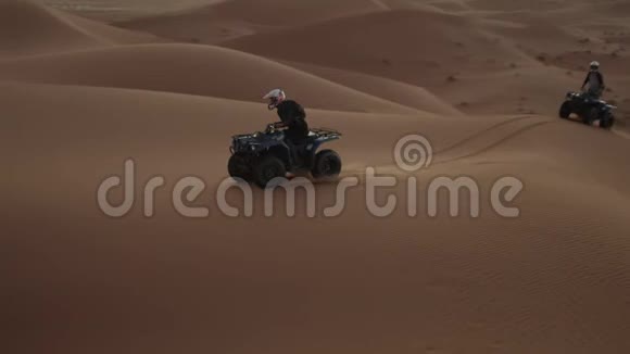 流动模式阳光照射下沙哈拉沙漠的ATV快速驱动视频的预览图