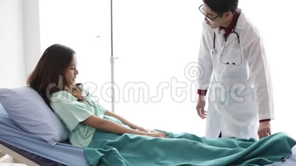 亚洲女孩病人在医院向医生寻求建议视频的预览图