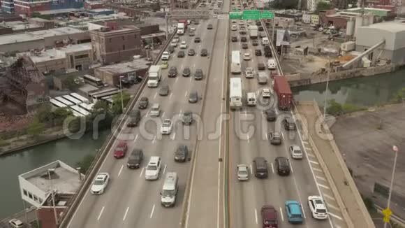 爱丽穿越纽约市高速公路灰色的一天繁忙的汽车交通视频的预览图