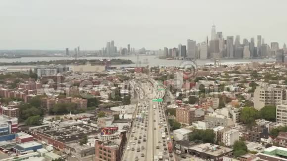 爱丽穿越纽约市高速公路灰色的一天繁忙的汽车交通视频的预览图