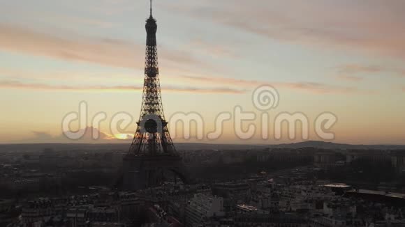 法国巴黎上空湿漉漉的雨中的倒影在埃菲尔铁塔埃菲尔铁和塞纳河上游览视频的预览图