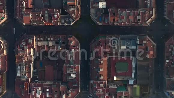 空中在美丽的阳光下西班牙巴塞罗那典型城市街区的头顶无人机拍摄视频的预览图
