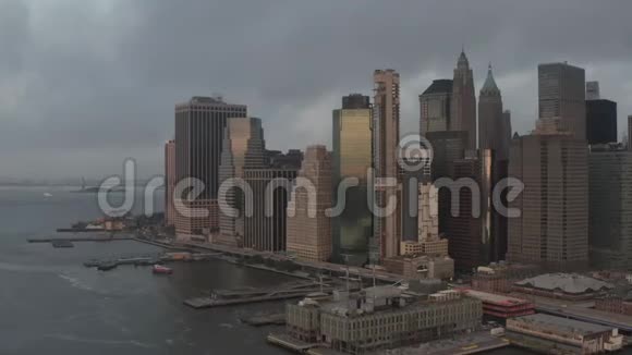 机场飞往纽约曼哈顿雾蒙蒙的码头视频的预览图