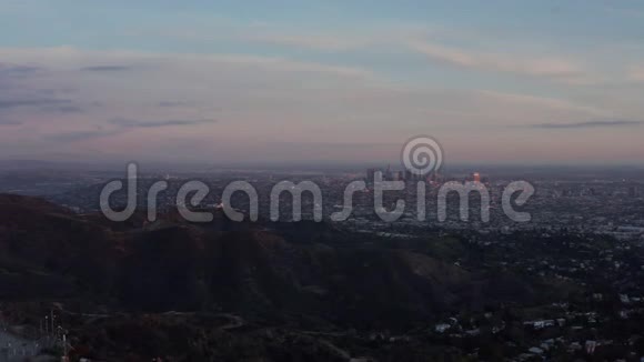 梦幻在美丽的日落灯光下欣赏好莱坞山和洛杉矶城市景观视频的预览图