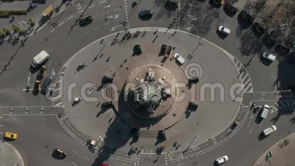 空中西班牙巴塞罗那哥伦布纪念碑环形交叉路口的头顶拍摄晴天繁忙的汽车交通视频的预览图