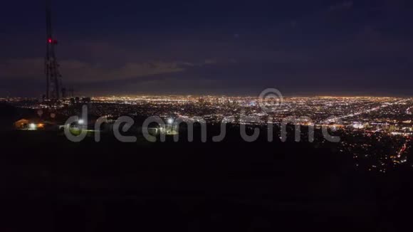 空中超光速飞行夜间在洛杉矶的好莱坞标志夜间在加州城市景观的时间延迟视频的预览图