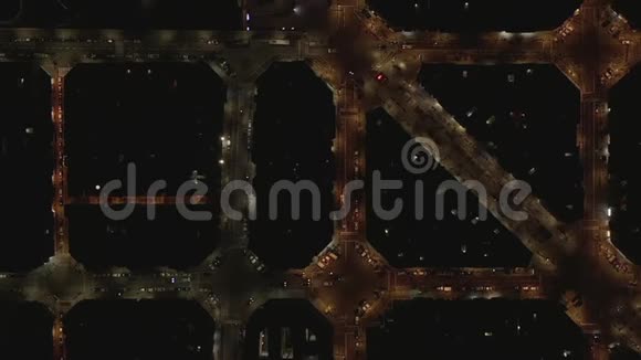 空中巴塞罗那在夜间用漂亮的城市交通信号灯拍摄典型的城市街区视频的预览图