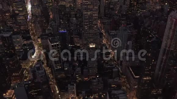 在繁忙的城市里美丽的曼哈顿被摩天大楼包围着视频的预览图