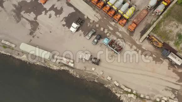 爱丽在纽约市的码头上追踪灰色货运卡车视频的预览图