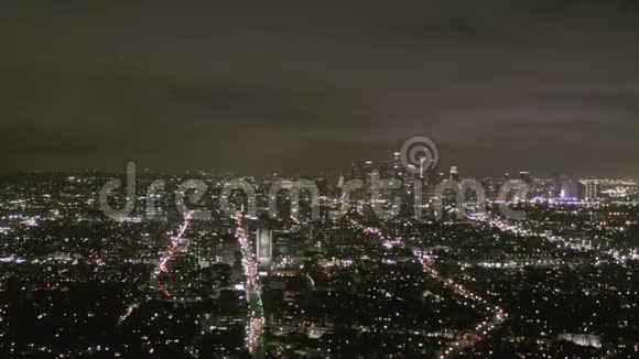 空中晚上可以看到洛杉矶威尔郡林荫大道和城市汽车红绿灯视频的预览图