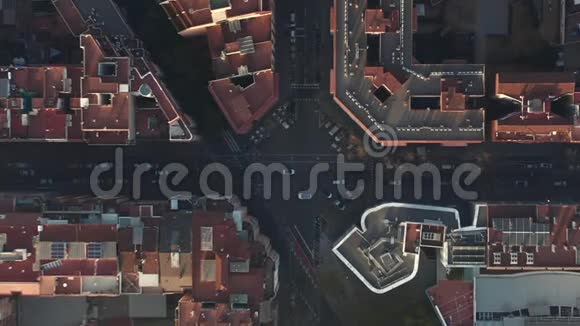 空中在美丽的阳光下西班牙巴塞罗那典型的城市街区的头顶无人机拍摄视频的预览图