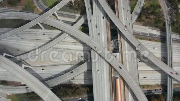 机场近距离飞行在普雷格森法官巨大的公路连接显示多个道路桥梁Viaducts与小视频的预览图