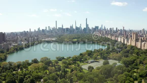 空气美丽的中央公园景观湖和曼哈顿天际线背景在阳光明媚的夏季纽约视频的预览图