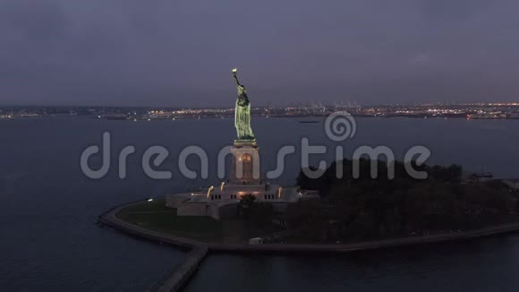 美国在晨光中环绕自由女神像美丽地照亮了纽约市视频的预览图