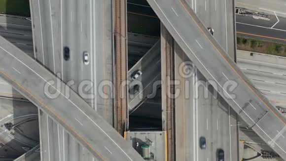 空中近距离飞越普雷格森法官巨大的高速公路连接显示多条道路桥梁高架桥很少有高架桥视频的预览图