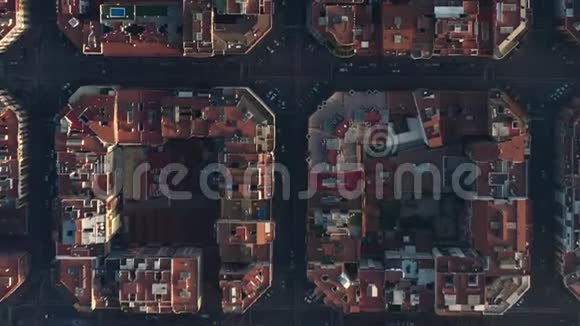 空中在美丽的阳光下西班牙巴塞罗那典型城市街区的头顶无人机拍摄视频的预览图