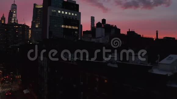 星期五晚上曼哈顿的路灯和建筑物视频的预览图