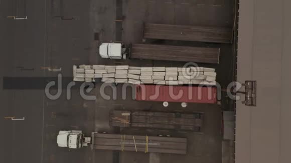 空气鸟瞰货运卡车装载区与板条箱和集装箱视频的预览图