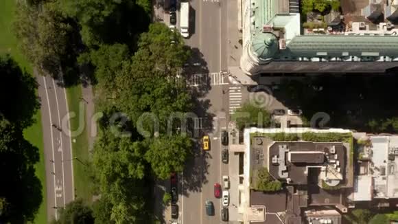 美丽的阳光明媚的夏日纽约市中心公园的鸟瞰视频的预览图