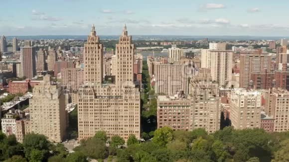 空气在晴朗的夏日沿着美丽的纽约市大街飞行视频的预览图