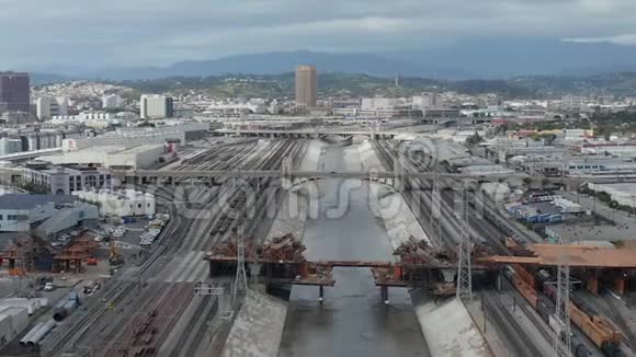 空中景观在施工现场正在修建的洛杉矶河大桥阴天视频的预览图