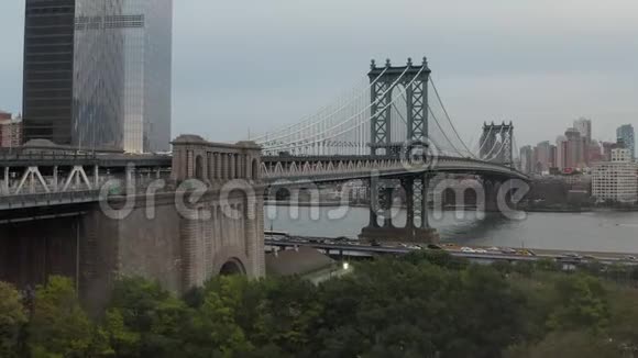 艾琳穿过曼哈顿的屋顶朝东河桥走去视频的预览图