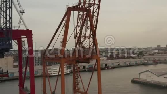 空气阴天关闭纽约市码头的工业起重机视频的预览图