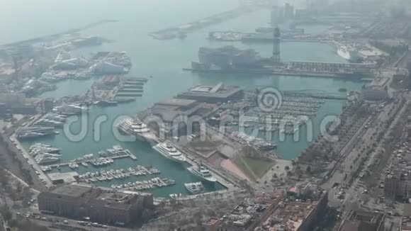 空中巴塞罗那宽阔的无人机向美丽的蓝色海洋和海湾射击视频的预览图