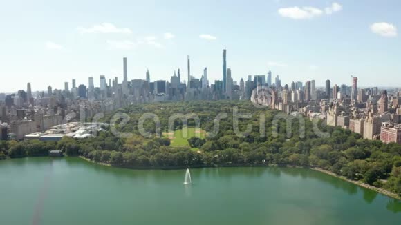 空气美丽的中央公园景观湖和曼哈顿天际线背景在阳光明媚的夏季纽约视频的预览图