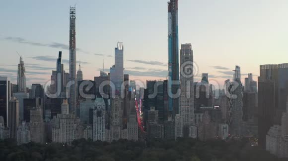 空气第七大道交通和时代广场在日落的纽约市中央公园与城市灯的景色视频的预览图
