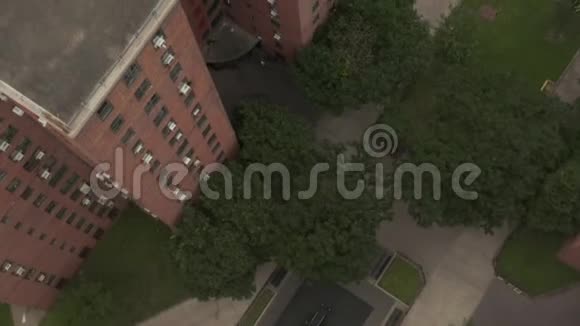 爱莉鸟瞰式的飞行典型的纽约城附近的公寓花园黑暗的心情曼哈顿视频的预览图