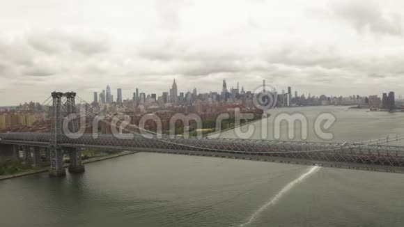 飞机阴天飞越威廉斯堡大桥飞往帝国大厦视频的预览图
