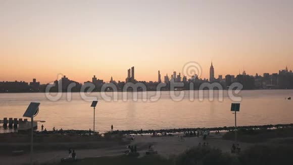 东方从东河上升起在美丽的黎明夕阳下俯瞰曼哈顿纽约的天际线视频的预览图