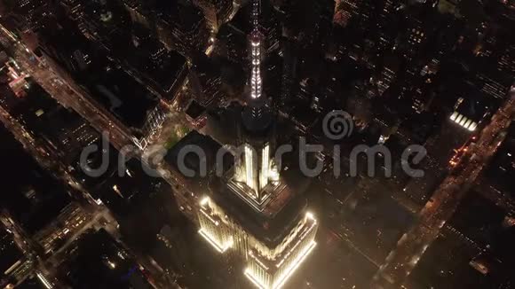 帝国大厦上空的标志性帝国大厦上空呼吸飞行照亮了平行的道路和路口视频的预览图