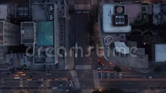 空气鸟瞰纽约市中央公园的道路繁忙的汽车交通视频的预览图