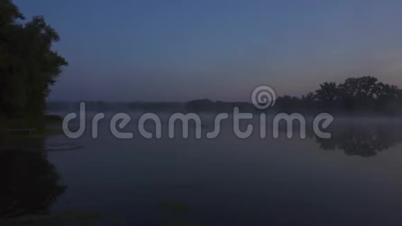 夏天日出前的河雾视频的预览图