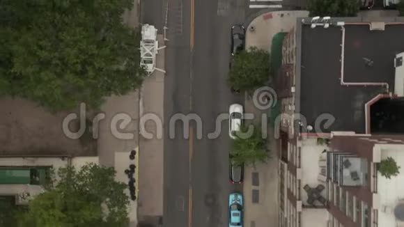 鸟瞰鸟瞰典型的纽约市街车流量黄色出租车曼哈顿视频的预览图