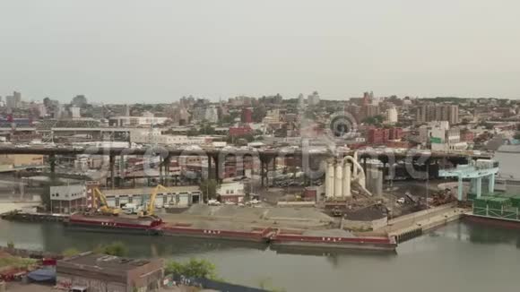 灰色日在纽约市货运仓库和公路上空视频的预览图