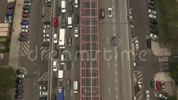 美国纽约市交通繁忙的桥梁鸟瞰图视频的预览图