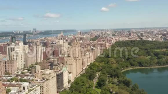 美丽的纽约市建筑和中央公园在阳光明媚的夏日视频的预览图