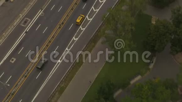 美国航空公司乘坐汽车飞越高速公路乘坐纽约市天际线视频的预览图