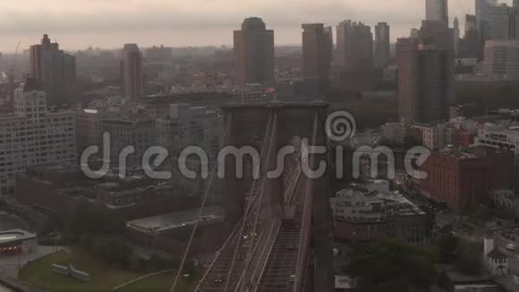 飞机飞越布鲁克林大桥汽车交通日出晨光朝布鲁克林方向行驶视频的预览图
