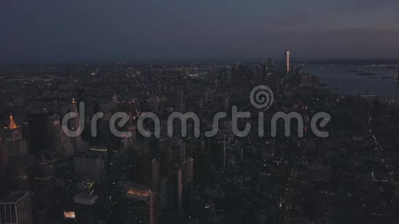 上午曼哈顿无人机夜间飞行与发光城市灯在纽约市视频的预览图