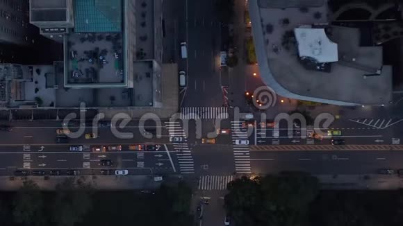 空气鸟瞰纽约市中央公园的道路繁忙的汽车交通视频的预览图