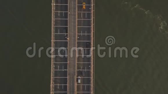 空中空中鸟瞰布鲁克林大桥倾斜直至纽约曼哈顿日落时的天际线视频的预览图